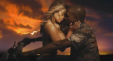 Cabra videos porno con señoras maduras libidinosa bañándose desnuda en un río frente a un chico