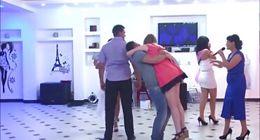 En el señoras follando con chicos hermoso dormitorio, dos mujeres chupan pollas