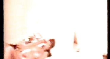 Chica bronceada toma pene en la boca en una cama pequeña señoras mayores follando