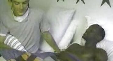 Tumbada videos porno senoras en el suelo, nena le da el coño a este hombre