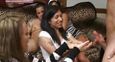 La chica no se arrepiente de su culo y le mete una polla fuerte porno con señoras de 50