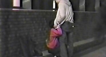 Una chica de señoras teniendo sexo pelo azul salta sobre un consolador