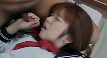 Perra de pelo negro en cuclillas señorascalientesxxx sobre la polla de un chico