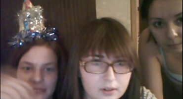 Diferentes juguetes sexuales chica señoras maduras cachondas con gafas masturbándose el pecho