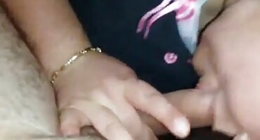 Para atrapar una ola de zumbido, empujó a la porno de señoras casadas chica en el Coño