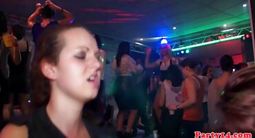 Joven cachonda en la polla de un hombre comiendo coño videos porno de señoras amateur