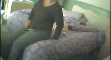 Morena y rubia chupando señoras peteras polla en la cama de su polla