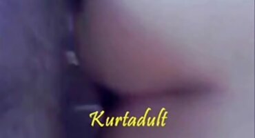 Justo en el coche señoras de 40 años follando con gafas lleva un pene en la boca