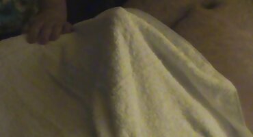 En la gran mesa de la cocina, los porno xxx con señoras estudiantes follan