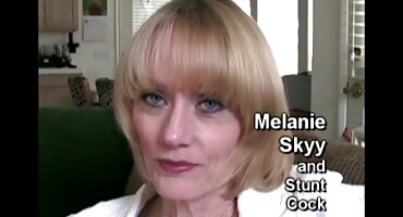 Steed asertivo friega la polla de una rubia porno señoras gordas en el sofá