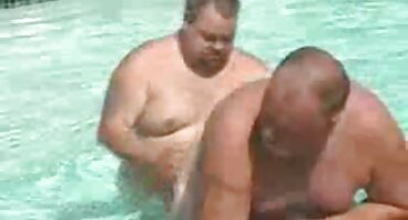 Fiesta de sexo en cuarteto se lleva a cabo en una cama señoras culonas cojiendo pequeña