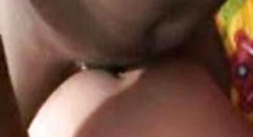 Apasionadamente le da a una mujer de ébano con el señoras maduras desnudas vientre caído