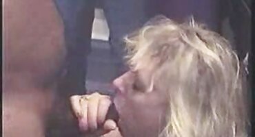 Linda chica se pone de rodillas y chupa el porno con señoras de 50 semen de la polla