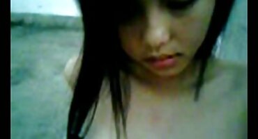 Hermosa morena senora xxx chupando con grandes tetas firmes delante de la cámara