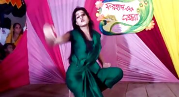 En el dormitorio blanco como la nieve, la belleza monta la señoras tetonas cojiendo polla