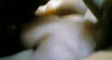 Joven xxx señoras anal borracho acaricia el coño con una botella vacía