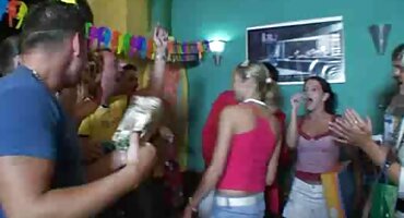 Tipo astuto se folló a la novia de xxx señoras ricas un amigo mientras estaba en el trabajo