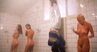 Arregló un polvo para el coño lujurioso follando con señoras mayores de la chica