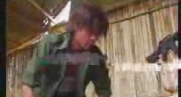 El tipo no pudo resistirse y se folló señoras guapas teniendo sexo a la chica frente a la cámara