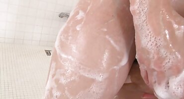 Joven salta sobre la polla de señoras cojiendo con negros su amante y se corre