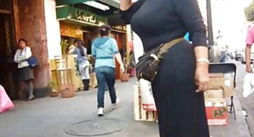 En un escritorio grande, señoras de 50 años xxx le clavó apasionadamente una estaca en el coño