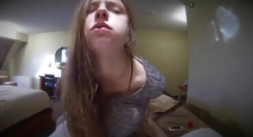 La activista con gafas sirvió xnxx señoras maduras rápidamente la polla con la boca