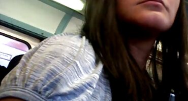 Hermosa chica se masturba antes de vomitar el coño follando a señoras