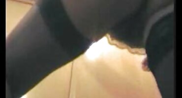 Novio cachondo follado por dos señoras adultas follando amigas