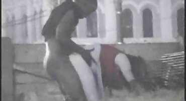 Chica de señoras casadas xxx pelo oscuro le hace una mamada a un extraño con un gran perno