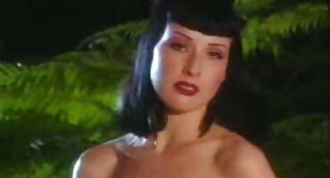 Chica sensual acariciada con videos de señoras follando manos despreocupadas