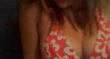 Por dinero, la chica se folló a señoras culona Dedugan por el culo