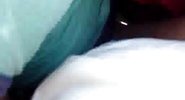 Dos chicos se follan a una joven hermosa videos de señoras maduras desnudas con sus alfileres sobresalientes